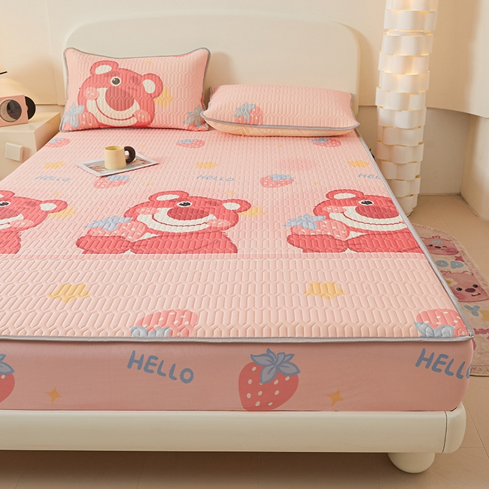 91家纺网 家纺一手货源 找家纺 伊人坊 2025新款A类凉感丝乳胶床笠凉席三件套 草莓熊