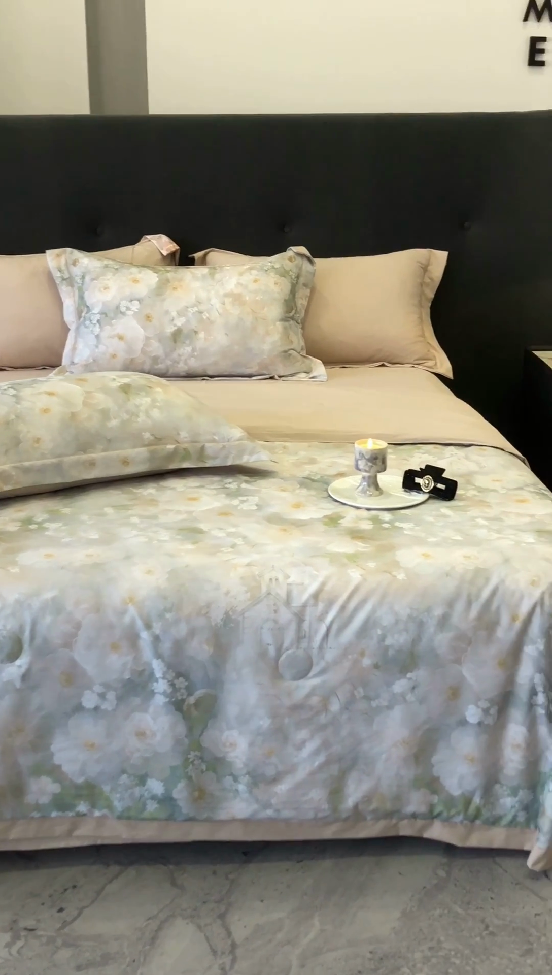 91家纺网 家纺一手货源 找家纺 立奥被业 2025新款雪纺纱夏被超柔数码印花夏被雪纺夏凉被 复古花海-米灰