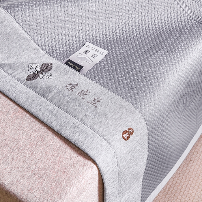91家纺网 家纺一手货源 找家纺 青雅席业 2025年新款7A抗菌母婴级纯乙纶PE刺绣凉感丝豆豆席 四叶花-灰