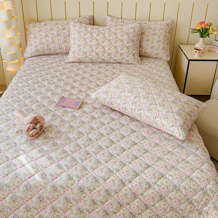 91家纺网 家纺一手货源 找家纺 U品汇 2025新品A类全棉夹棉床盖纯棉100%棉绗缝三件套炕垫褥子13372 G杏园暖秋-粉