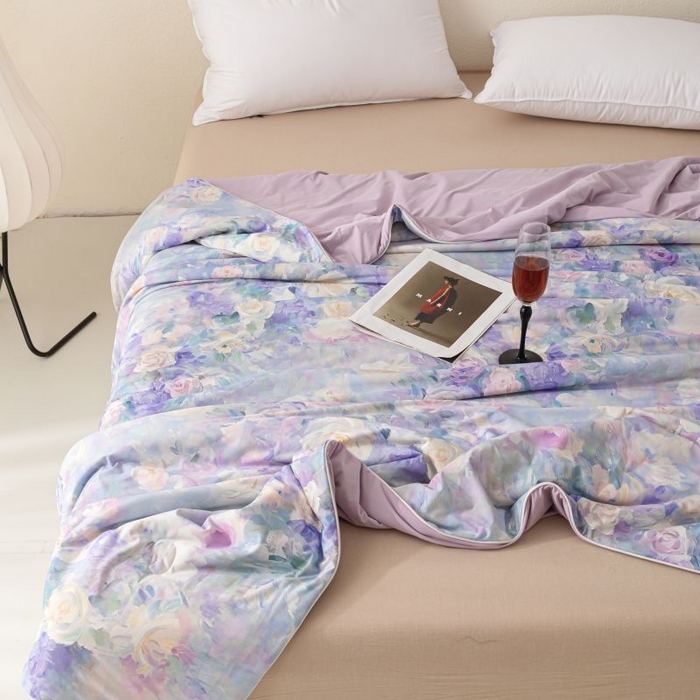 91家纺网 家纺一手货源 找家纺 睡棉坊 2025新款数码印花凉感丝水墨画系列夏被-场景二 迷香紫