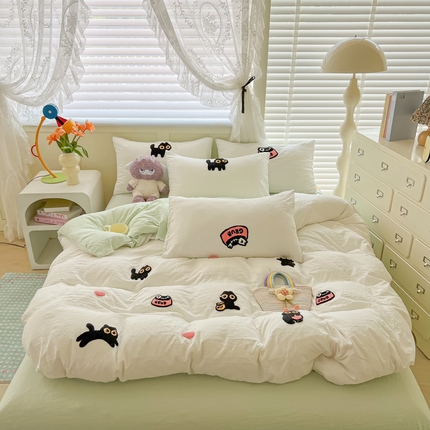 91家纺网 家纺一手货源 找家纺 韩巢家纺 2025款四季通用超柔水洗棉毛巾绣四件套-幸运猫系列  幸运猫白绿