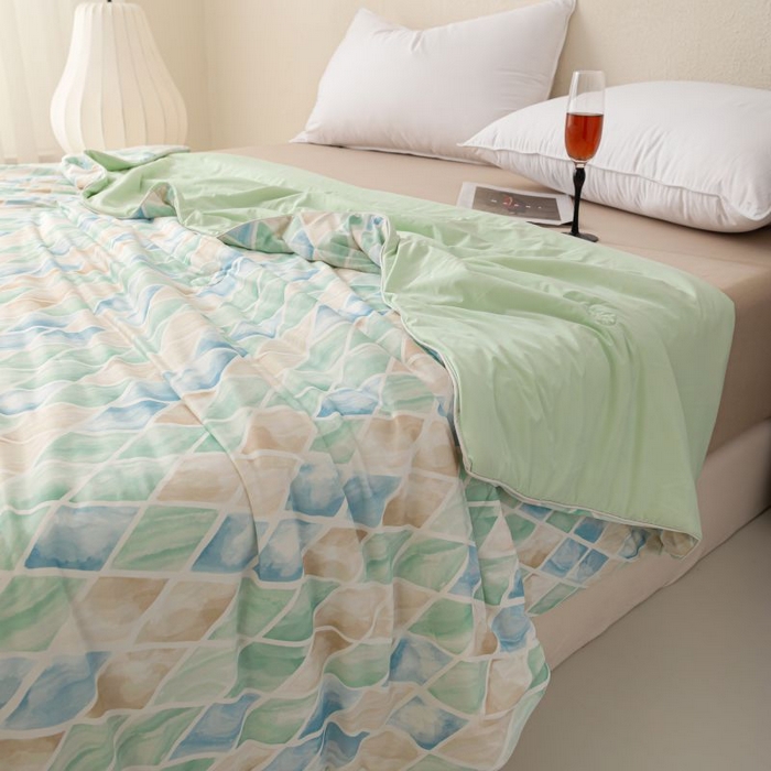 91家纺网 家纺一手货源 找家纺 睡棉坊 2025新款数码印花凉感丝水墨画系列夏被-场景二 媚格绿