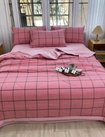 91家纺网 家纺一手货源 找家纺 柠萌家居 2025新款全棉色织水洗棉棉花夏被四件套里外全棉 夏凉被被子被芯 瓦尔粉