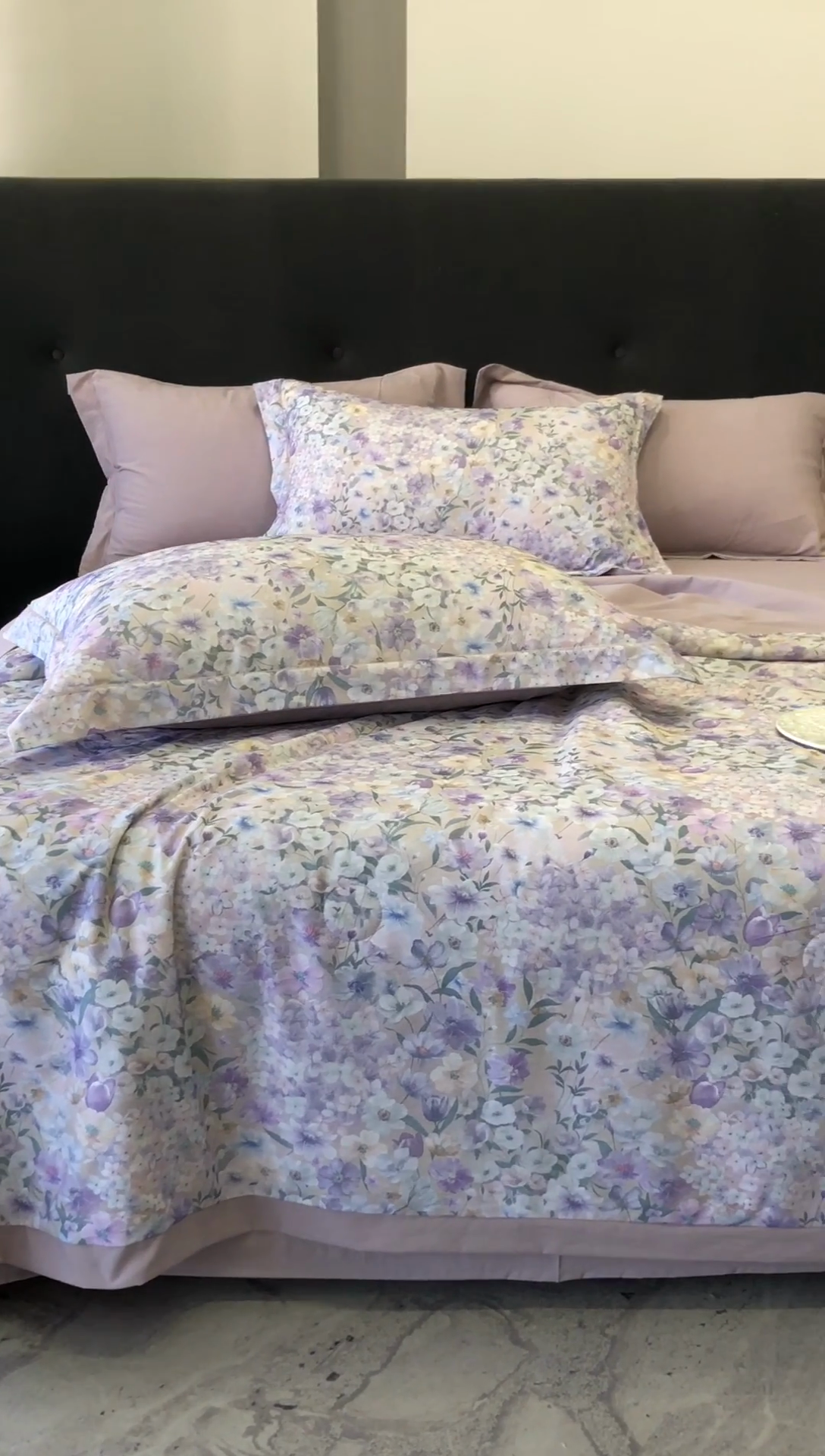 91家纺网 家纺一手货源 找家纺 立奥被业 2025新款雪纺纱夏被超柔数码印花夏被雪纺夏凉被 春芽萌动-灰紫