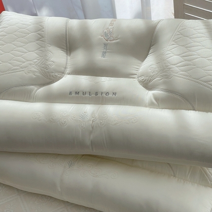 91家纺网 家纺一手货源 找家纺 （总）她喜爱 2025新款蚕丝乳胶颈椎修复枕