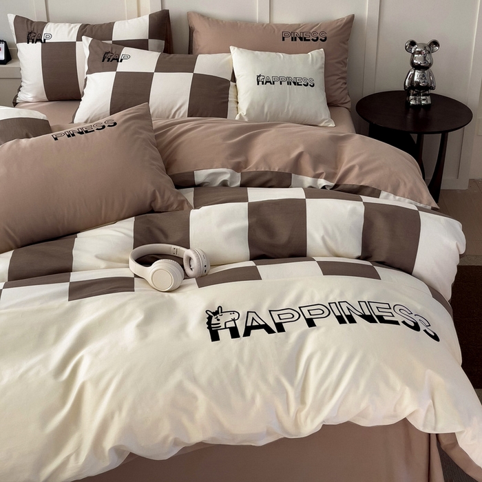 91家纺网 家纺一手货源 找家纺 娜娜 2025新款全棉拼接条纹绣花四件套  马克-格子咖