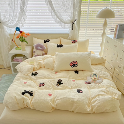 91家纺网 家纺一手货源 找家纺 韩巢家纺 2025款四季通用超柔水洗棉毛巾绣四件套-幸运猫系列  幸运猫奶黄