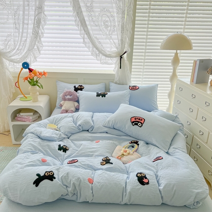 91家纺网 家纺一手货源 找家纺 韩巢家纺 2025款四季通用超柔水洗棉毛巾绣四件套-幸运猫系列  幸运猫浅蓝