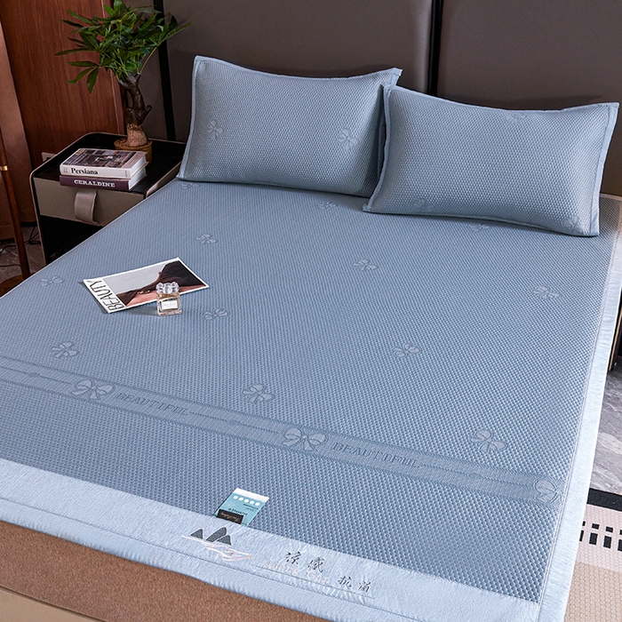 91家纺网 家纺一手货源 找家纺 青雅席业 2025年新款7A抗菌母婴级纯乙纶PE刺绣凉感丝豆豆席 蝴蝶结-蓝