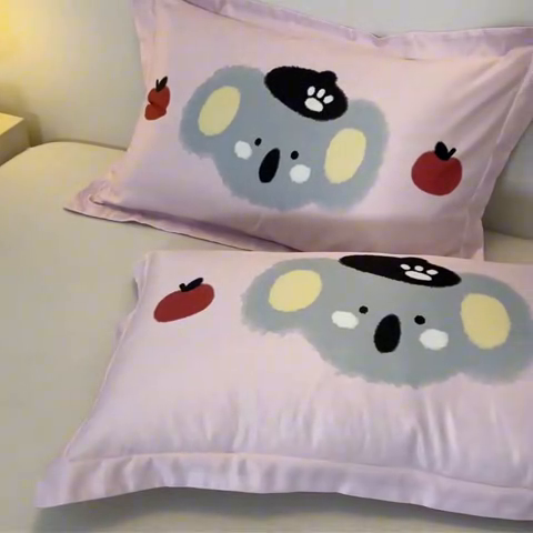 91家纺网 家纺一手货源 找家纺 笙意家纺 2025新款水洗真丝数码印花卡通枕套 考拉