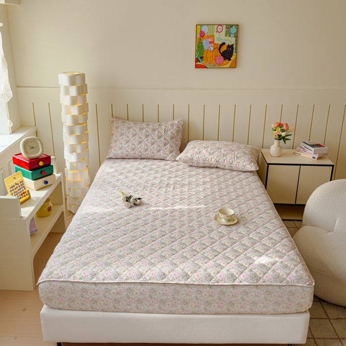 91家纺网 家纺一手货源 找家纺 U品汇 2025新款A类全棉夹棉防水床笠床罩单件隔尿透气床垫加厚防尘可水洗保护套 杏园暖秋粉