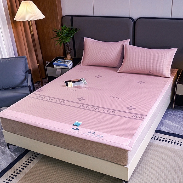 91家纺网 家纺一手货源 找家纺 青雅席业 2025年新款7A抗菌母婴级纯乙纶PE刺绣凉感丝豆豆席 四叶花-粉