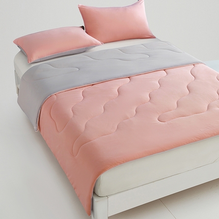 91家纺网 家纺一手货源 找家纺 米米儿家纺 2025新款跨境电商凉感丝夏被西瓜空调被 樱花粉灰