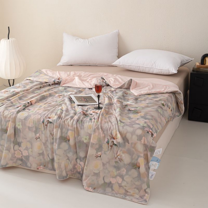 91家纺网 家纺一手货源 找家纺 睡棉坊 2025新款数码印花凉感丝水墨画系列夏被-场景二 静若繁花