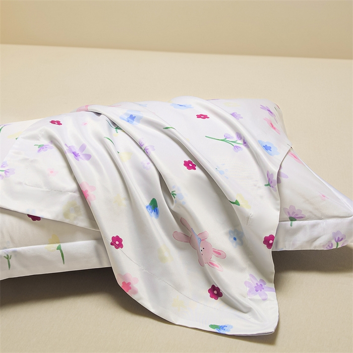 91家纺网 家纺一手货源 找家纺 笙意家纺 2025新款水洗真丝数码印花卡通枕套 幸运小兔