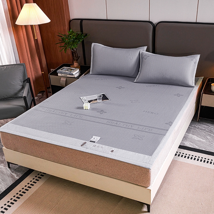 91家纺网 家纺一手货源 找家纺 青雅席业 2025年新款7A抗菌母婴级纯乙纶PE刺绣凉感丝豆豆席 四叶花-灰