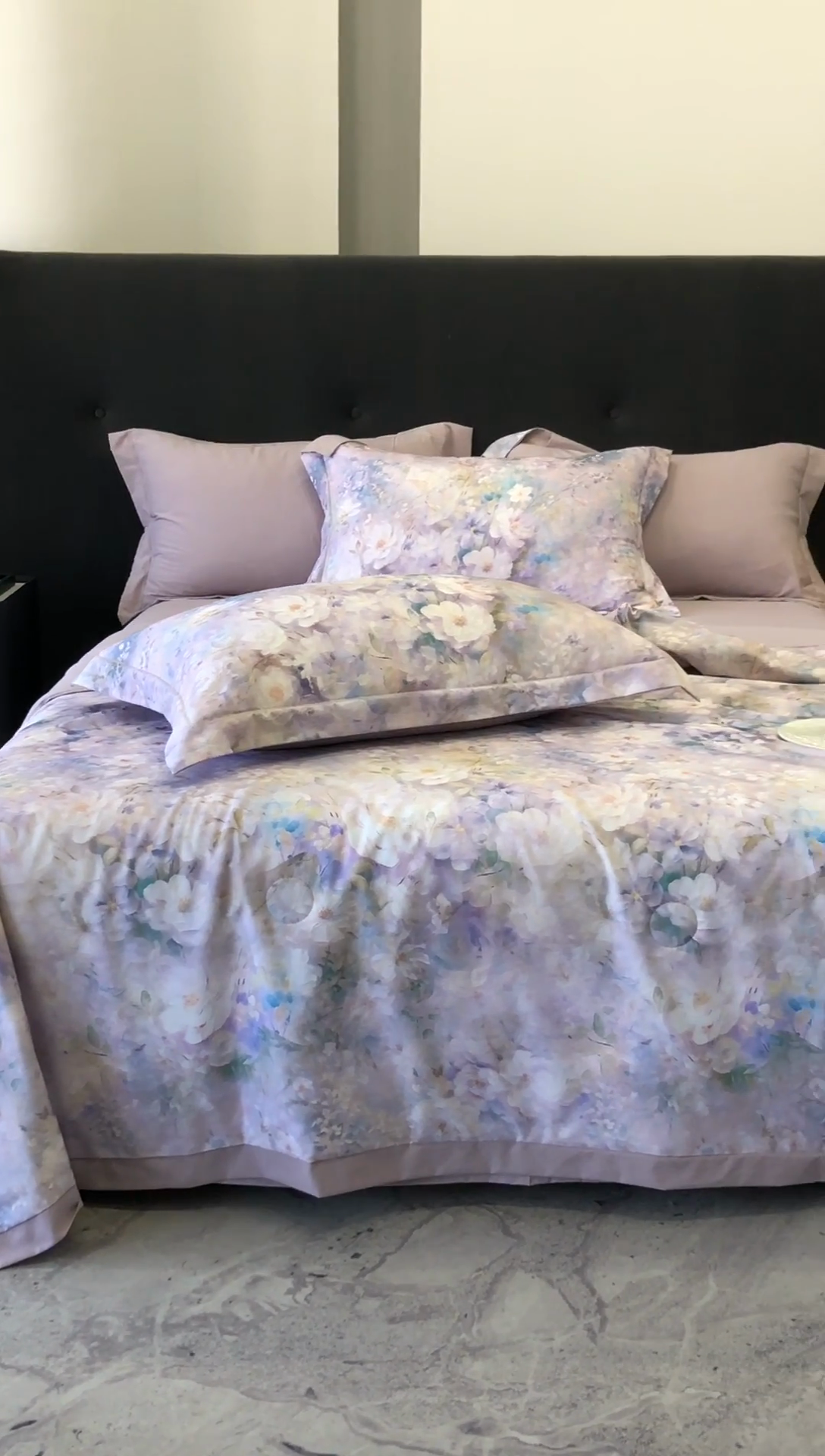 91家纺网 家纺一手货源 找家纺 立奥被业 2025新款雪纺纱夏被超柔数码印花夏被雪纺夏凉被 甜心小姐-灰紫