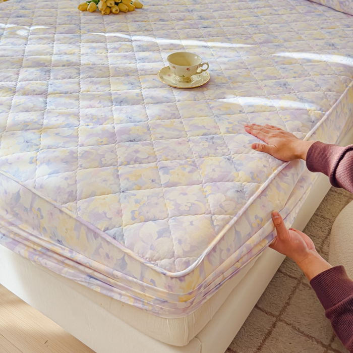 91家纺网 家纺一手货源 找家纺 U品汇 2025新款A类全棉夹棉防水床笠床罩单件隔尿透气床垫加厚防尘可水洗保护套 香颂蝶舞