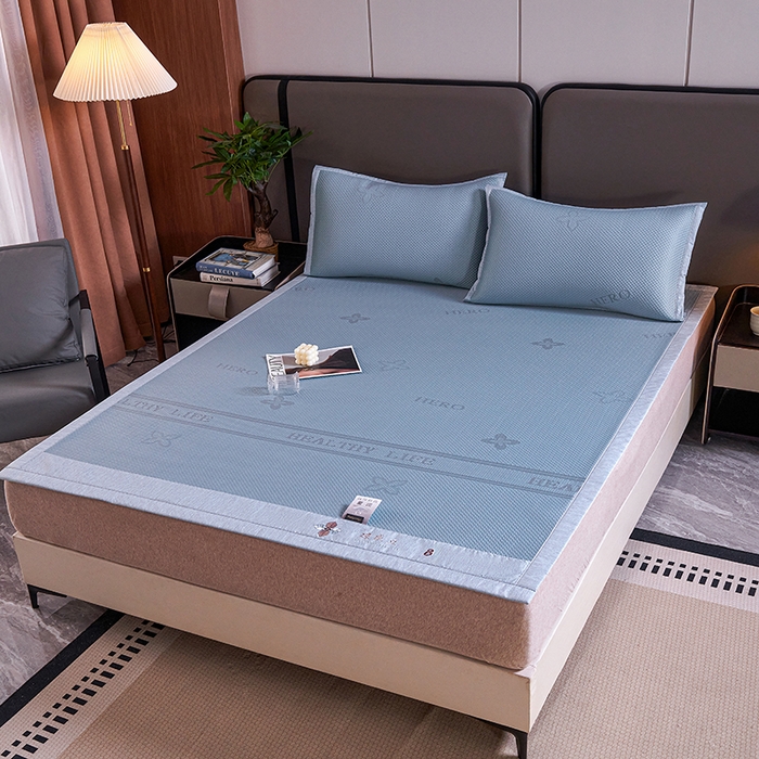 91家纺网 家纺一手货源 找家纺 青雅席业 2025年新款7A抗菌母婴级纯乙纶PE刺绣凉感丝豆豆席 四叶花-蓝