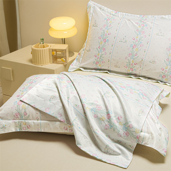 91家纺网 家纺一手货源 找家纺 笙意家纺 2025新款水洗真丝数码印花卡通枕套 花丛小兔