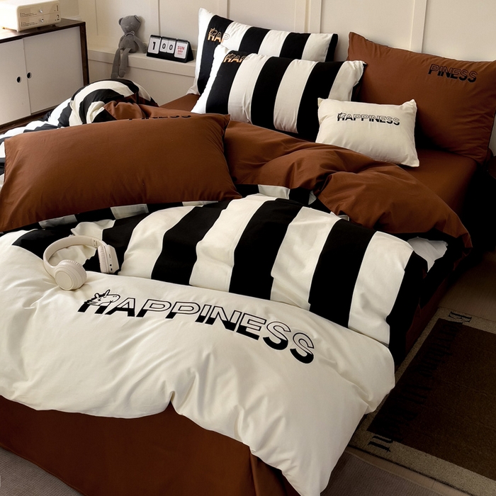 91家纺网 家纺一手货源 找家纺 娜娜 2025新款全棉拼接条纹绣花四件套  马克-宽条黑