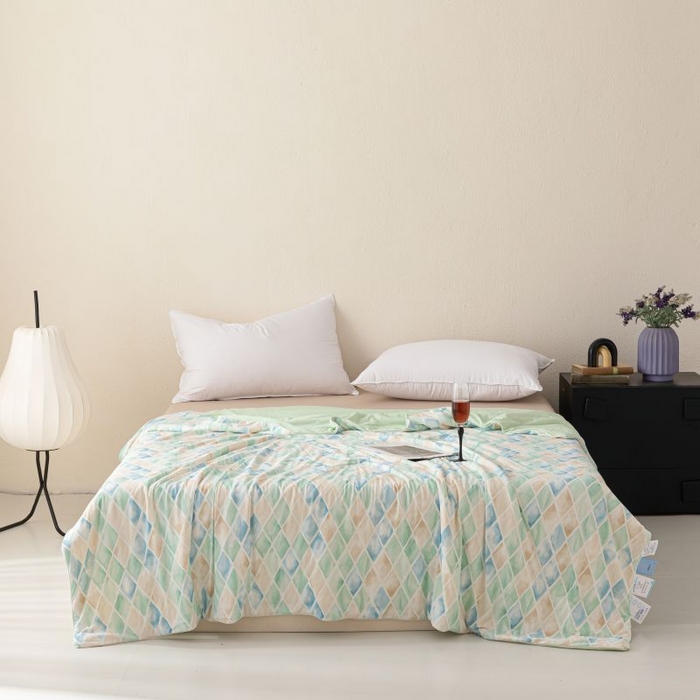 91家纺网 家纺一手货源 找家纺 睡棉坊 2025新款数码印花凉感丝水墨画系列夏被-场景二 媚格绿