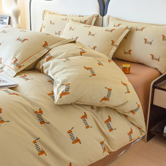 91家纺网 家纺一手货源 找家纺 棉乐町家居 2025新款全棉小清新人字纹四件套 腊肠小狗