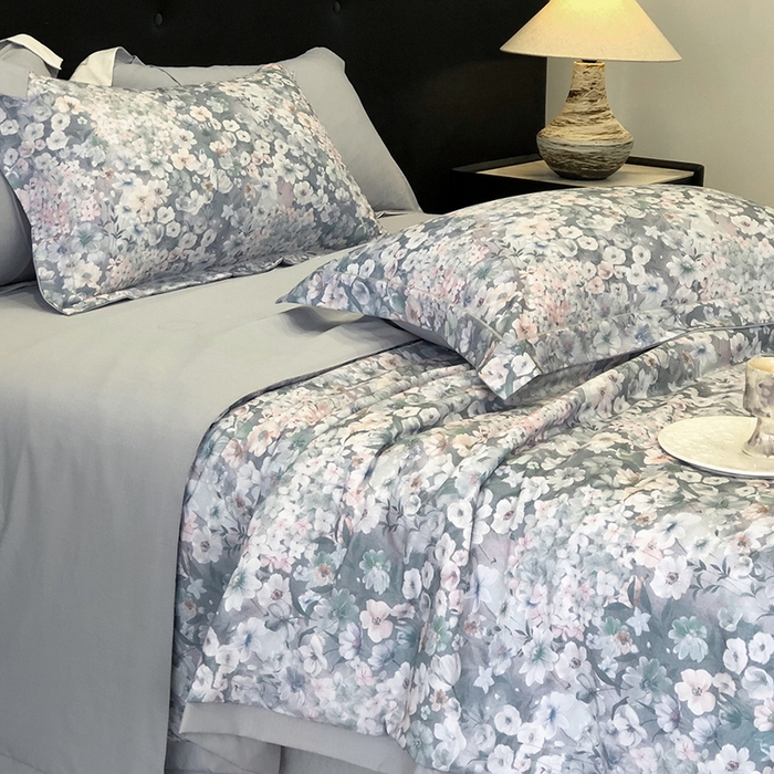 91家纺网 家纺一手货源 找家纺 立奥被业 2025新款雪纺纱夏被超柔数码印花夏被雪纺夏凉被 春芽萌动-浅灰