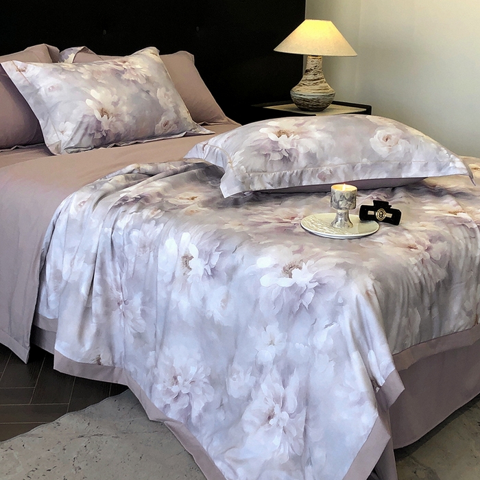 91家纺网 家纺一手货源 找家纺 立奥被业 2025新款雪纺纱夏被超柔数码印花夏被雪纺夏凉被 慕妆-灰紫