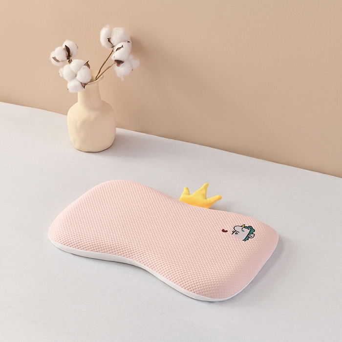 91家纺网 家纺一手货源 找家纺 小猫派2025新款凉感豆童趣护颈枕头枕芯-八字 八字爱心小马粉