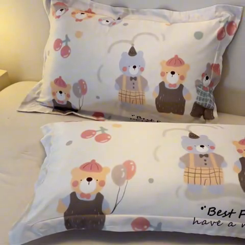 91家纺网 家纺一手货源 找家纺 笙意家纺 2025新款水洗真丝数码印花卡通枕套 小熊家园