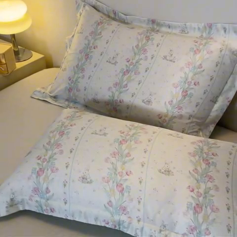 91家纺网 家纺一手货源 找家纺 笙意家纺 2025新款水洗真丝数码印花卡通枕套 花丛小兔