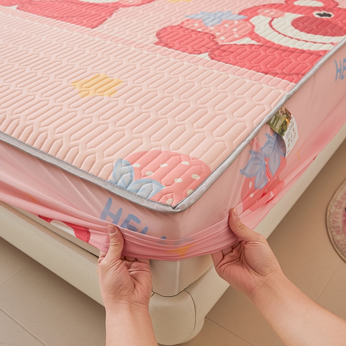 91家纺网 家纺一手货源 找家纺 伊人坊 2025新款A类凉感丝乳胶床笠凉席三件套 草莓熊