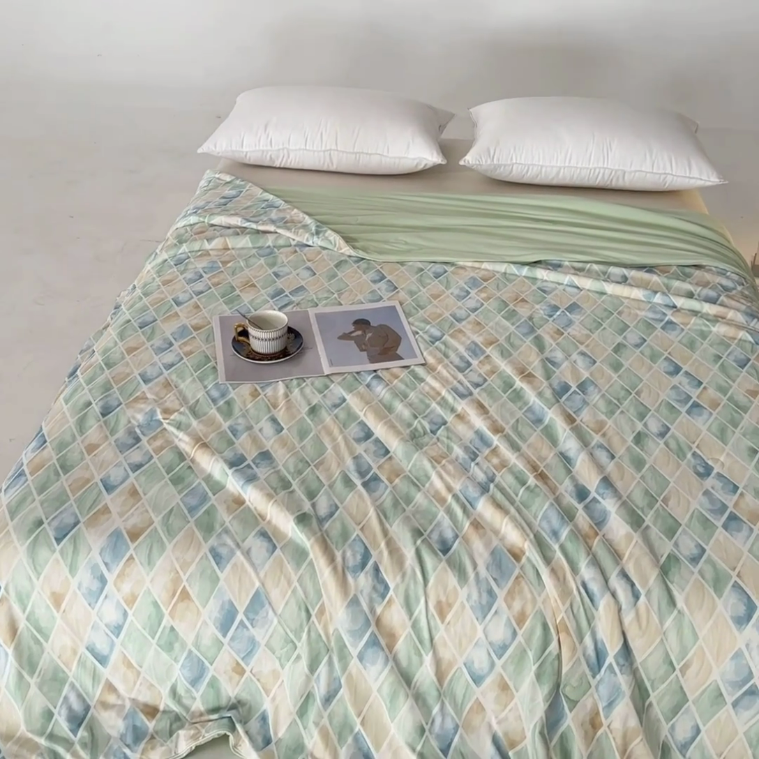 91家纺网 家纺一手货源 找家纺 睡棉坊 2025新款数码印花凉感丝水墨画系列夏被-场景二 媚格绿