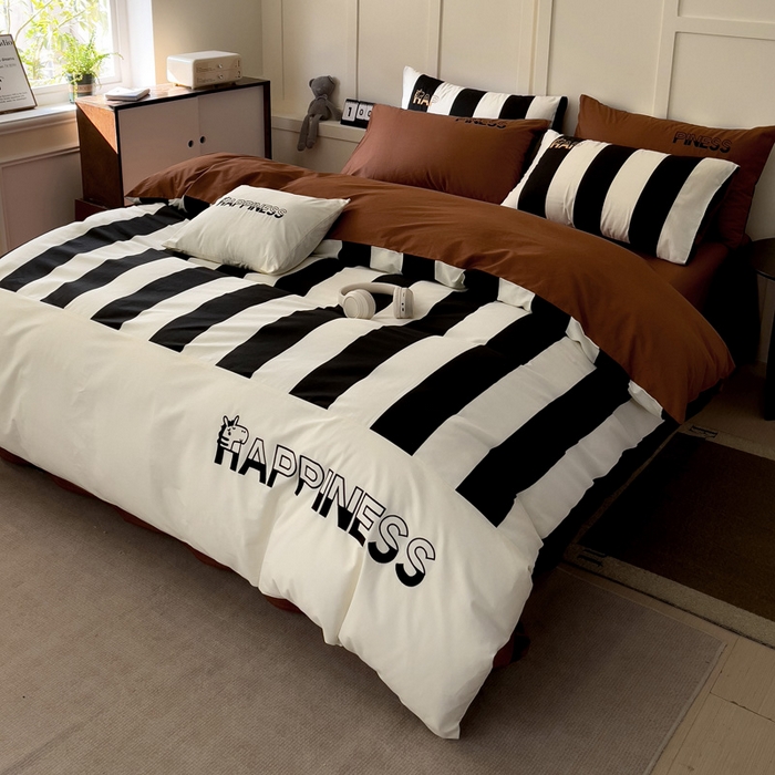 91家纺网 家纺一手货源 找家纺 娜娜 2025新款全棉拼接条纹绣花四件套  马克-宽条黑