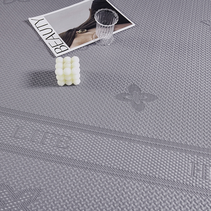 91家纺网 家纺一手货源 找家纺 青雅席业 2025年新款7A抗菌母婴级纯乙纶PE刺绣凉感丝豆豆席 四叶花-灰