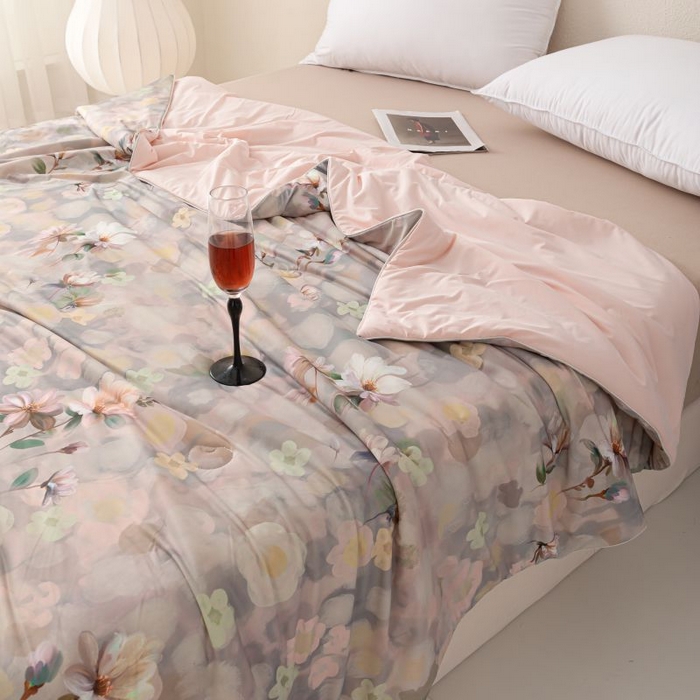 91家纺网 家纺一手货源 找家纺 睡棉坊 2025新款数码印花凉感丝水墨画系列夏被-场景二 静若繁花