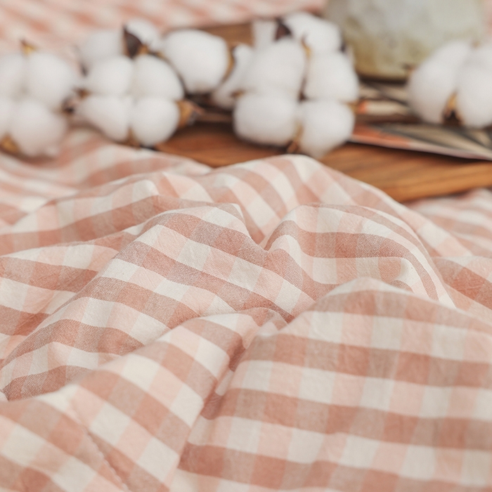 91家纺网 家纺一手货源 找家纺 柠萌家居 2025新款全棉色织水洗棉棉花夏被四件套里外全棉 夏凉被被子被芯 蜜粉小格