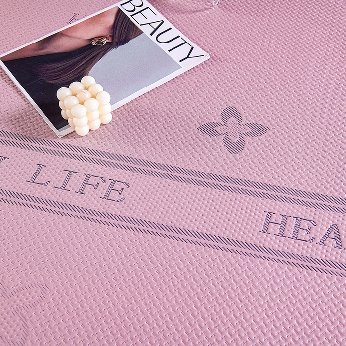 91家纺网 家纺一手货源 找家纺 青雅席业 2025年新款7A抗菌母婴级纯乙纶PE刺绣凉感丝豆豆席 四叶花-粉