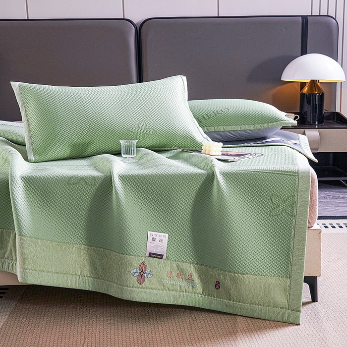 91家纺网 家纺一手货源 找家纺 青雅席业 2025年新款7A抗菌母婴级纯乙纶PE刺绣凉感丝豆豆席 四叶花-绿