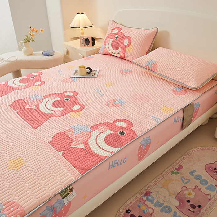 91家纺网 家纺一手货源 找家纺 伊人坊 2025新款A类凉感丝乳胶床笠凉席三件套 草莓熊