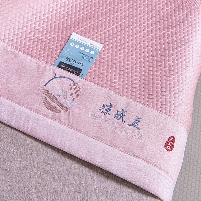 91家纺网 家纺一手货源 找家纺 青雅席业 2025年新款7A抗菌母婴级纯乙纶PE刺绣凉感丝豆豆席 蝴蝶结-粉