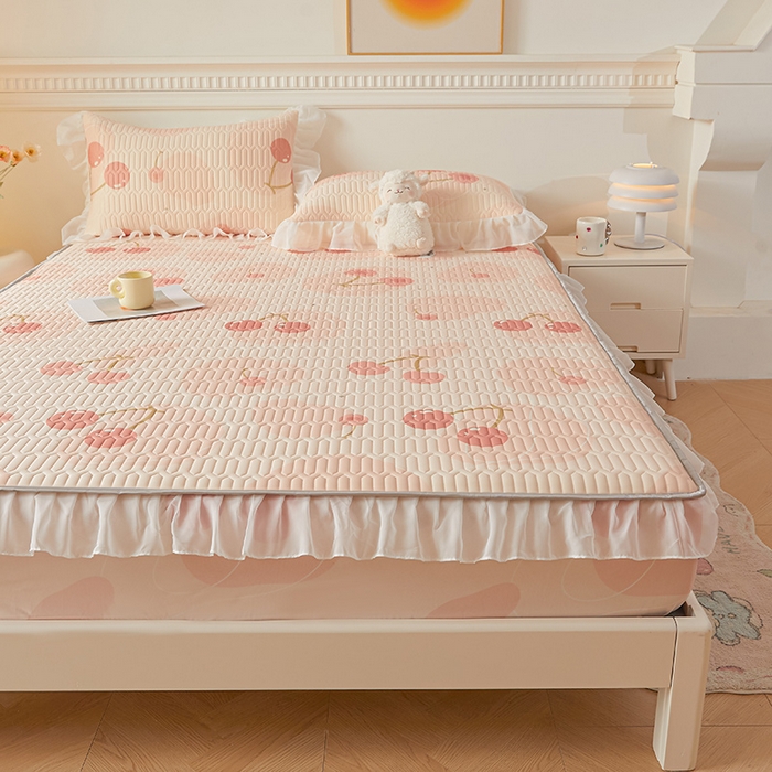 91家纺网 家纺一手货源 找家纺 伊人坊 2025新款A类凉感丝乳胶床笠凉席三件套-花边款 花边-甜甜樱桃