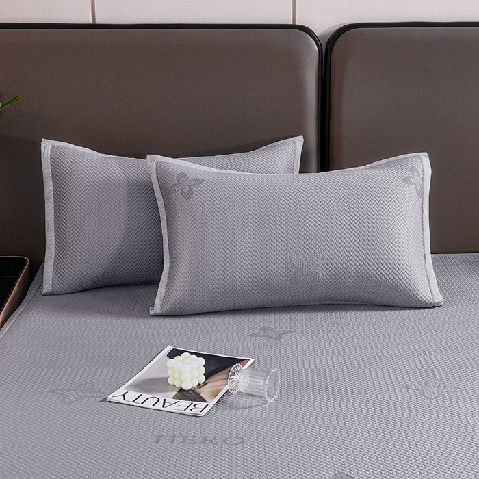 91家纺网 家纺一手货源 找家纺 青雅席业 2025年新款7A抗菌母婴级纯乙纶PE刺绣凉感丝豆豆席 四叶花-灰