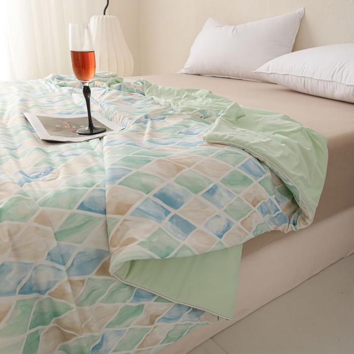 91家纺网 家纺一手货源 找家纺 睡棉坊 2025新款数码印花凉感丝水墨画系列夏被-场景二 媚格绿