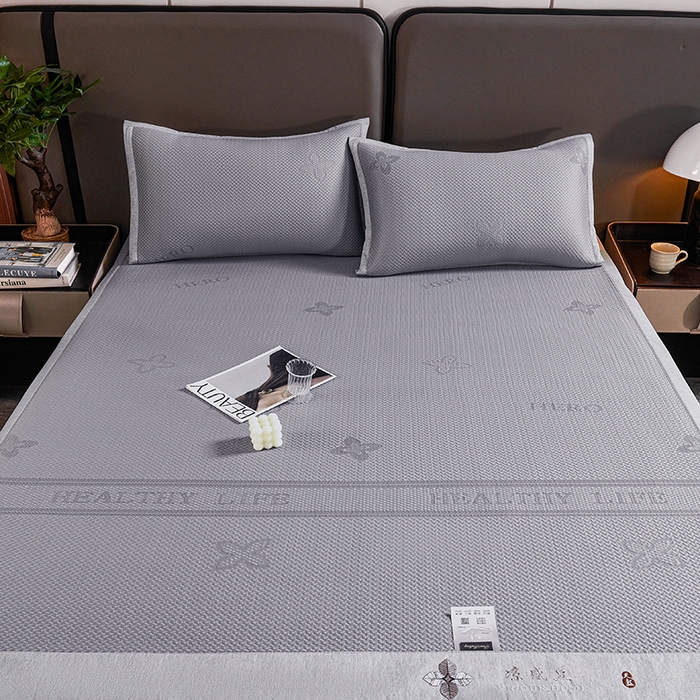 91家纺网 家纺一手货源 找家纺 青雅席业 2025年新款7A抗菌母婴级纯乙纶PE刺绣凉感丝豆豆席 四叶花-灰