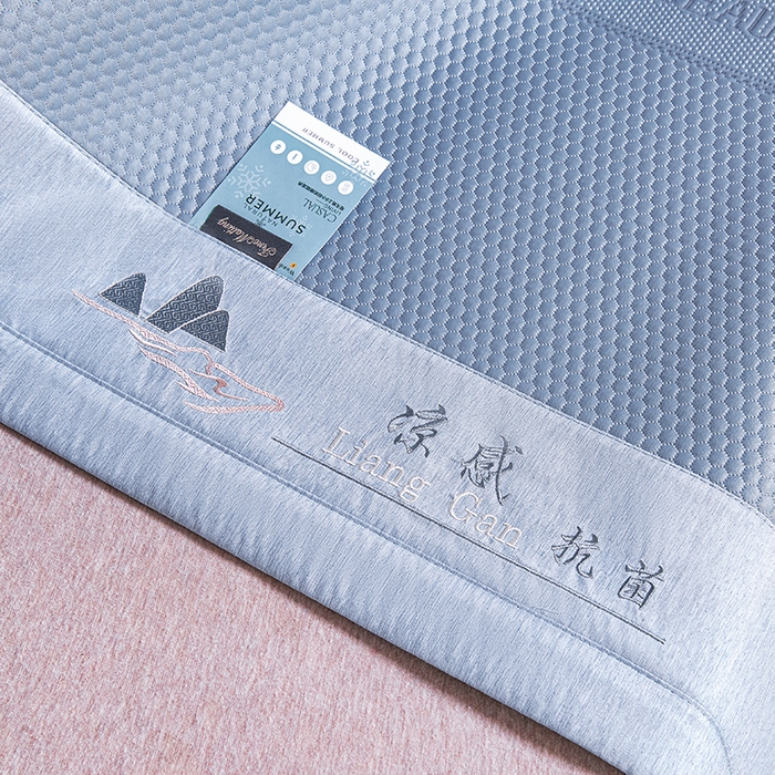 91家纺网 家纺一手货源 找家纺 青雅席业 2025年新款7A抗菌母婴级纯乙纶PE刺绣凉感丝豆豆席 蝴蝶结-蓝