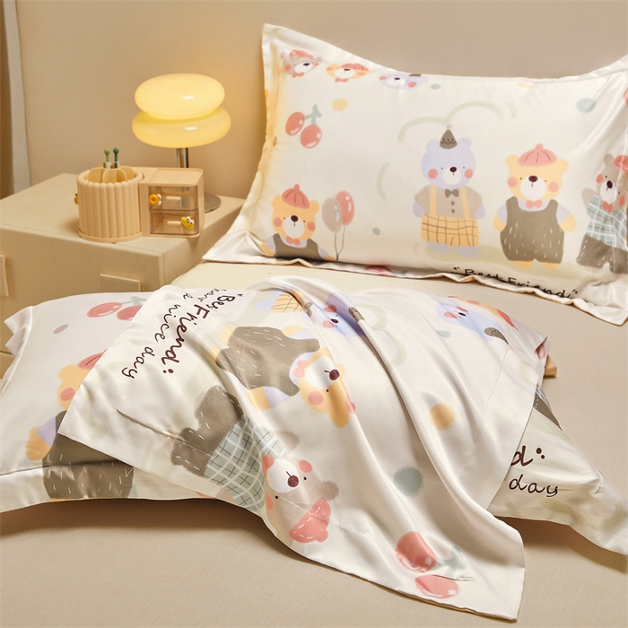 91家纺网 家纺一手货源 找家纺 笙意家纺 2025新款水洗真丝数码印花卡通枕套 小熊家园