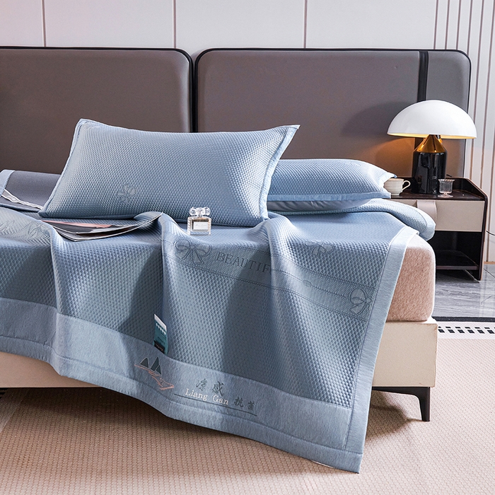 91家纺网 家纺一手货源 找家纺 青雅席业 2025年新款7A抗菌母婴级纯乙纶PE刺绣凉感丝豆豆席 蝴蝶结-蓝